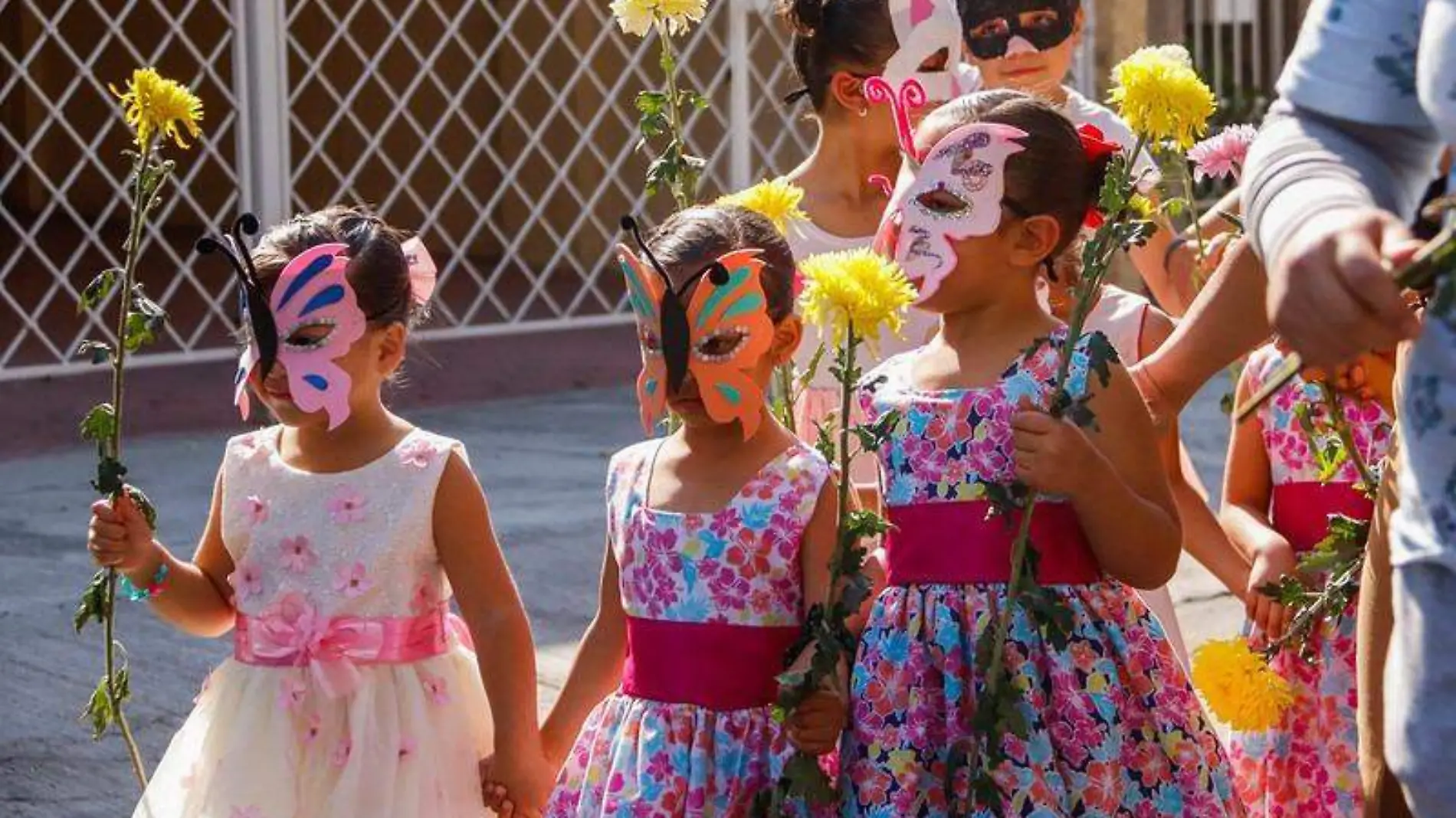 Hogar Cabañas celebran con desfile la llegada de la primavera